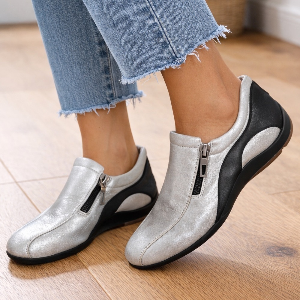 Donald Pliner Women’s 7N Silver & Black Metallic Leather Slip-On Sneakers – EUC
